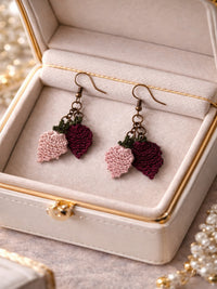 Erdbeer Häkelohrringe Rosa-Weinrot – Handgefertigter Boho-Schmuck